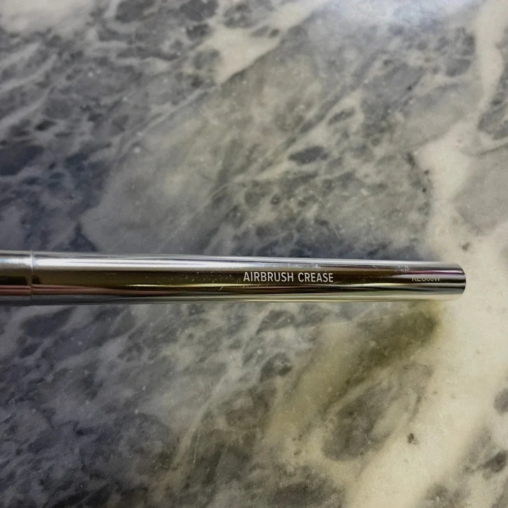 New It Cosmetics Airbrush Crease Brush
